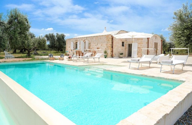 Trullo Delori with infinity Pool