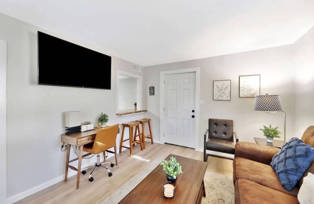 Tucked Away Chalet! 2BD with ~Fully Fenced Yard~