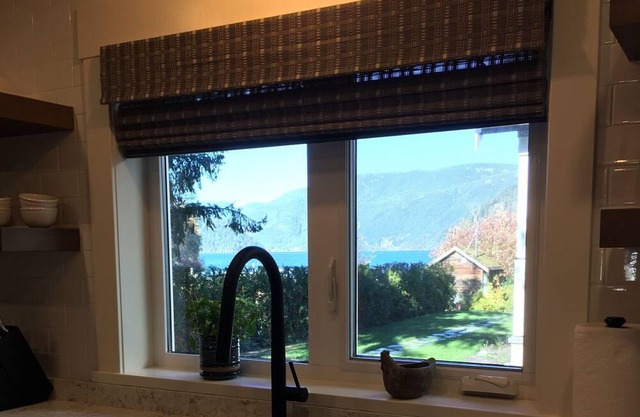 'Tucked Inn' Honeymoon Bay Lakefront Cottage
