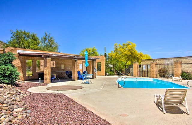 Tucson Townhouse with Patio Near Golf Course!