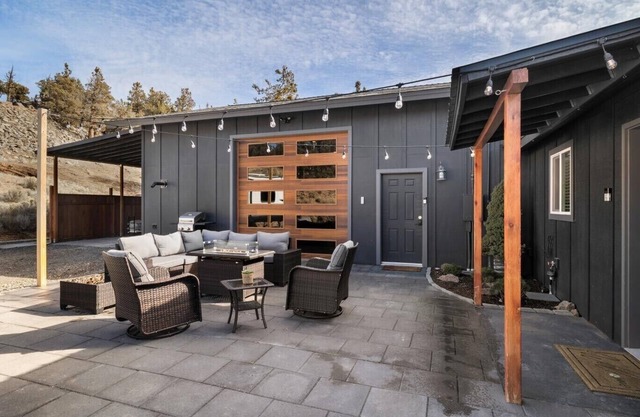 Tumalo Ranch Retreat, 3 Acres, Hot Tub, Swimming Pond, Games, Pet-Friendly!