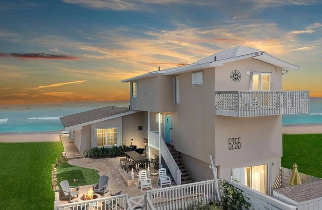 TURTLE'S EGGS BEACH FRONT UNIT#1