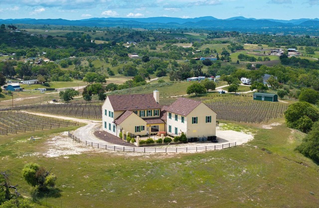 Tuscan-style Villa, Vineyard, Spa, Game room, Bocce, 20 min from Paso Robles