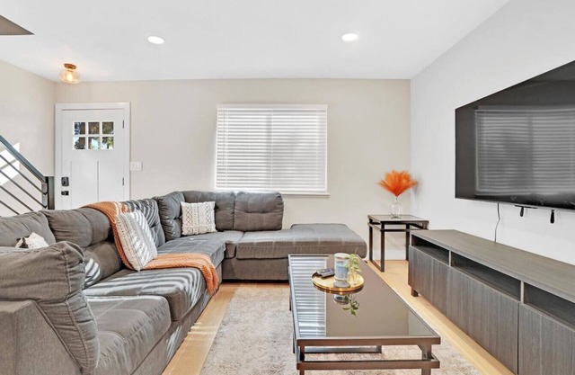 Twin Abodes I 2 Units, One Group Getaway