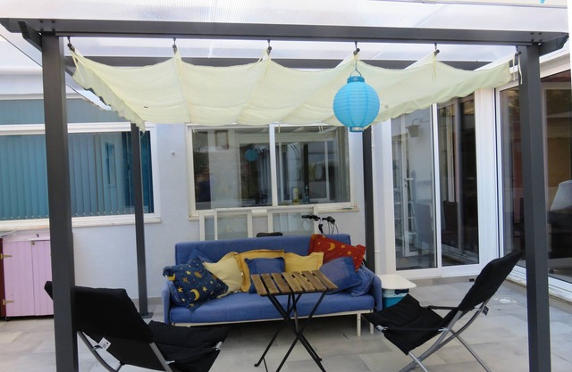 Twin Bedroom + Breakfast