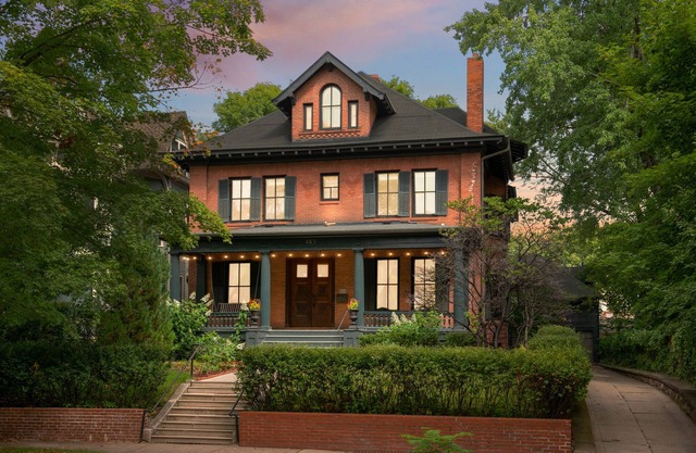 Twin Cities Historic HQ for Comfort, Privacy, Space, Walkable Location and Every Convenience