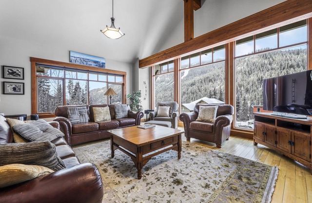 Twin Oaks Chalet: 4BR Ski-In Chalet in Sun Peaks Resort w/Private Hot Tub