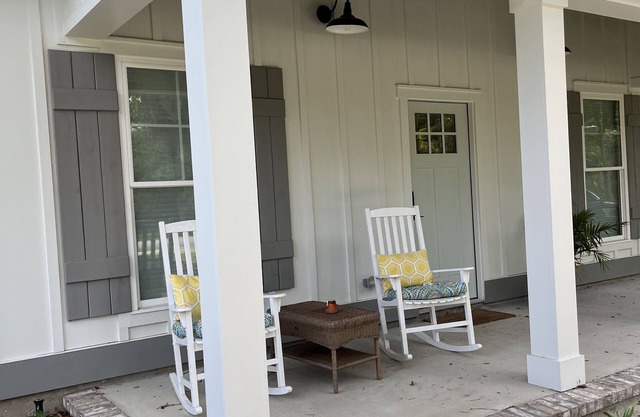 Twin Oaks Cottage in charming downtown St. Marys, walking distance to waterfront
