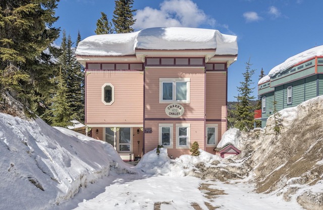 Two Bedroom Suite w Private Hot Tub, BBQ, Laundry - Great lower Knoll location.