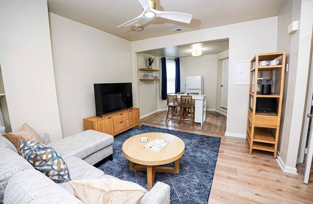 Two Bedroom- 10 Mins to Baseball Stadium