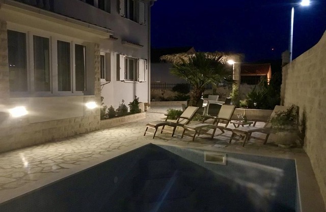 Two bedroom apartment with air-conditioning Gornje selo (Šolta) (A-14862-b)