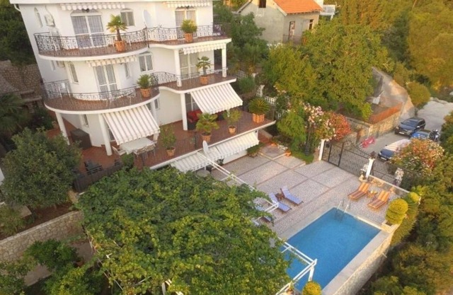 Two bedroom apartment with sea view