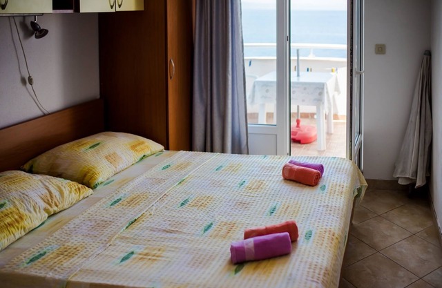 Two bedroom apartment near beach Drašnice, Makarska (A-20243-h)