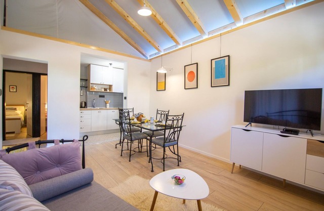 Two bedroom apartment with terrace Komiža, Vis (A-23956-a)