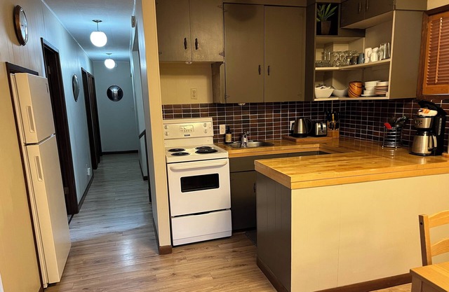 Two bedroom apartment walking distance from two boat launches.