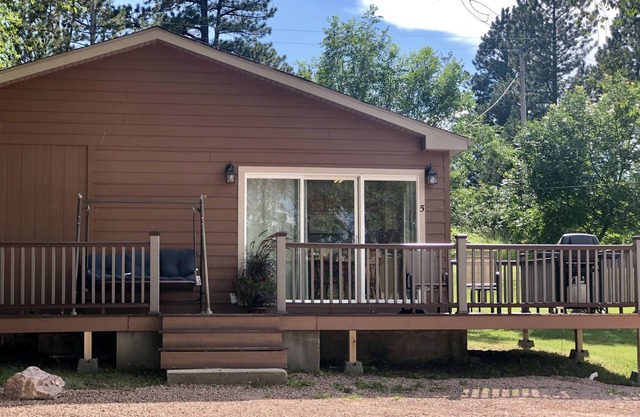 Two bedroom cabin, private lake, pet friendly