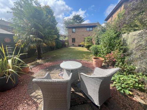 Two Bedroom Central MK Self Catering House Sleeps 4 - Free Parking & fast WiFi - by Webbhill Stays