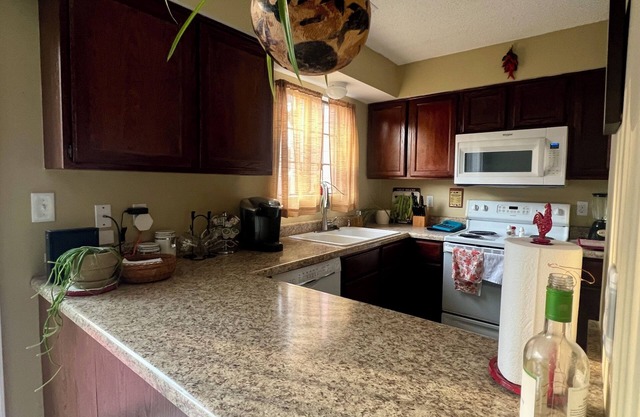 Two Bedroom Fully Equipped Condo 5 Minutes from Campus