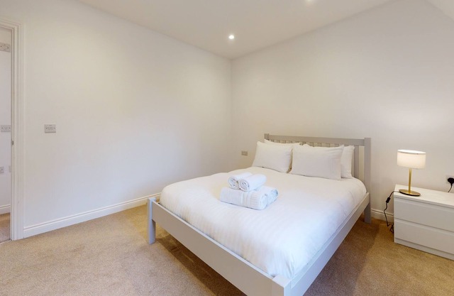 Two bedroom furnished holiday let in Witney, sleeps two with own parking