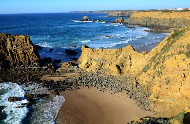 Two bedroom house, ideal for 4 people, in the center of Zambujeira do Mar