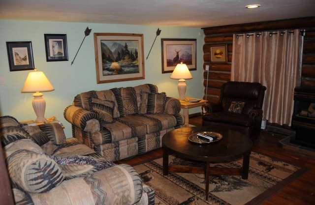 Two Bedroom Home, Sleeps Eight Just One Mile From Yellowstone's Main Entrance