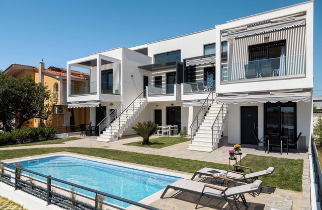 Two Bedroom Loft with Pool Access