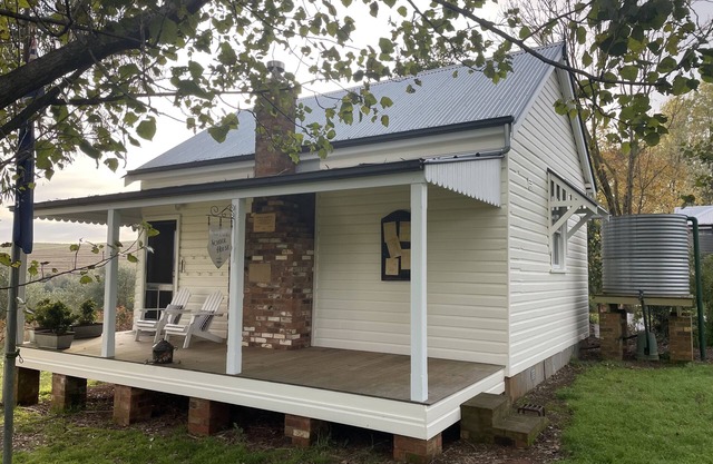 Two Creeks School House
