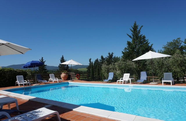 Two-room WIFI and swimming pool.
