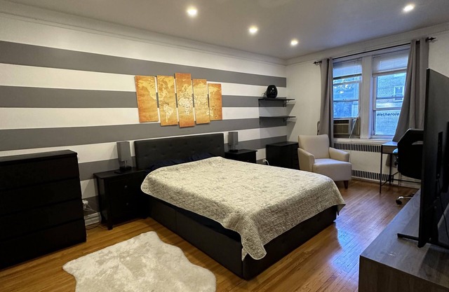 Two Large Cozy Bedroom Condominium that is 20 mins train ride to Manhattann