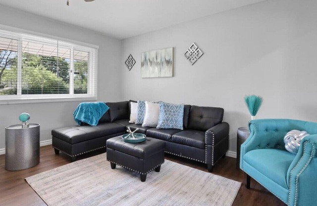 Two Level Charmer, Entire Home, Newly Renovated