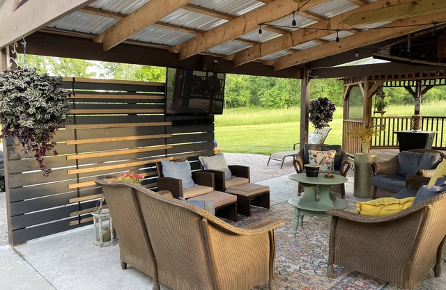 Two miles from Beaver Creek Marina! Plenty parking available. Pet friendly!