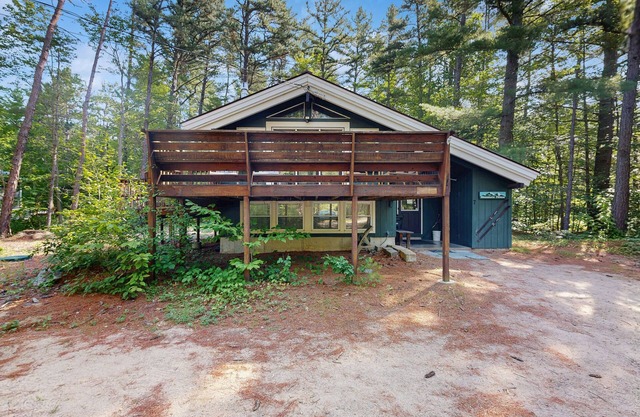 Two-story charming retreat w/deck, private gas grill, and private washer/dryer