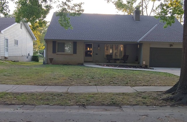 Two story ranch sleeps 8 in the quaint area of KC, only 8 miles from KC Stadium