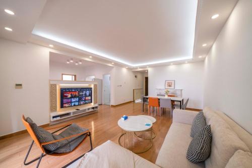 Tyms 3BR 2BA APT Gubei Royal Garden