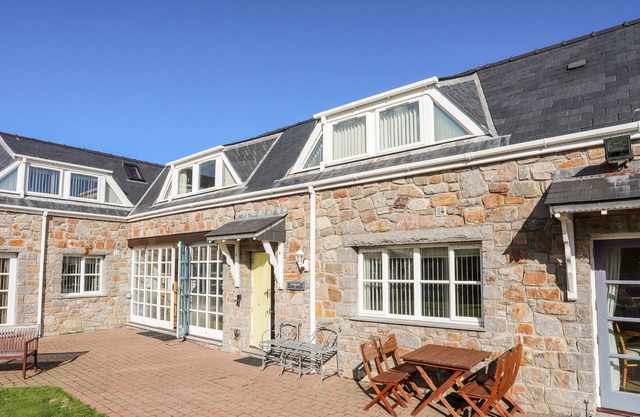 TYN TOWYN - TY MELYN, country holiday cottage in Trearddur Bay