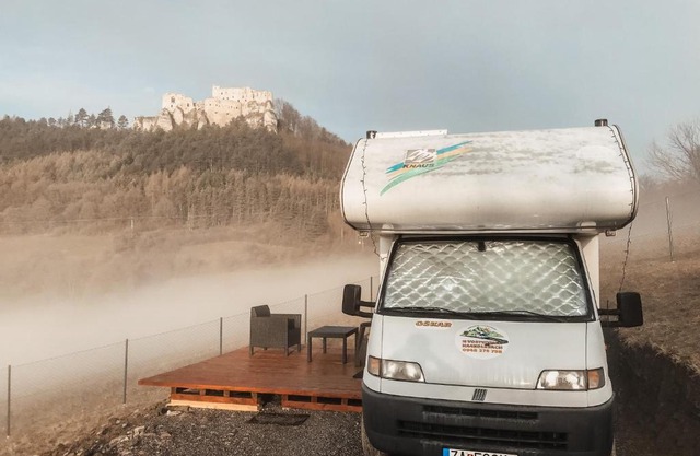 Ubytovanie v autokaravane pod hradom