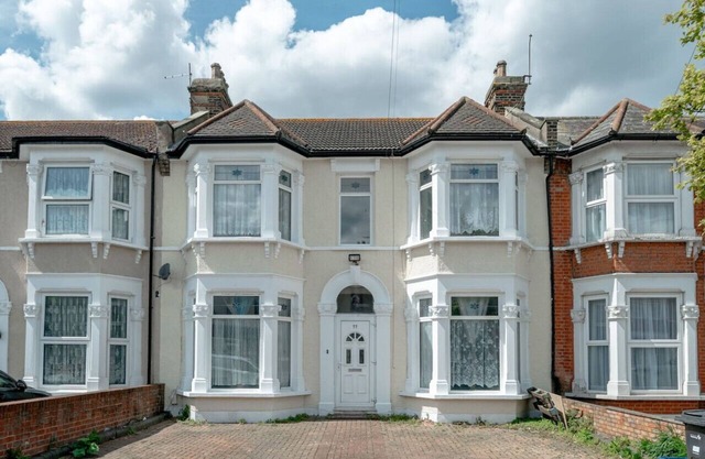 Uksas 4 bed house Free parking