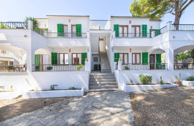 Ullastre: Apartment with large terrace and garden