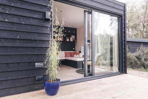 Ultiem ontspannen in luxe en design ingericht tiny house in bosrijke omgeving