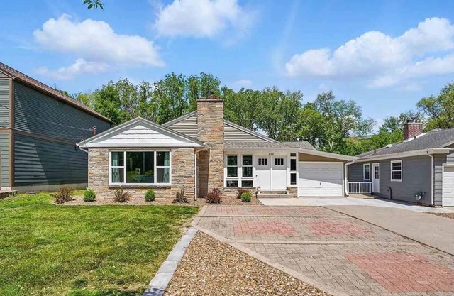 Ultimate 5-bedroom Hawkeye Tailgate Spot – Steps from Kinnick Stadium!
