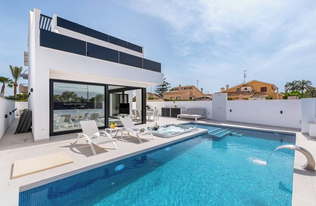 Ultimate Enjoyment: Luxury 8-person Villa with Jacuzzi, Pool & Beach within Walking Distance!