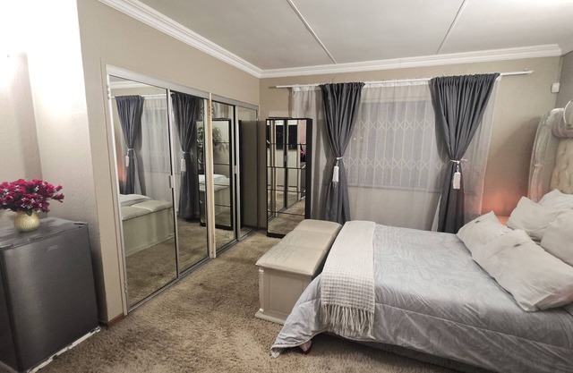 Ultimate Getaway:Entertainer's Dream 4BR House with Bar,Game R,&Dual Living Area