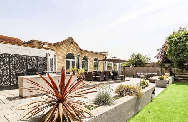 Ultimate Getaway: 6BR Oasis - Pool, Garden, & More