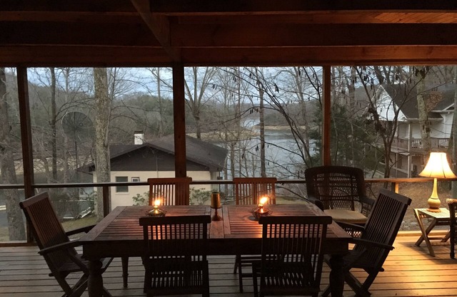 Ultimate Getaway Lake Cumberland, Great Location, easy access to water