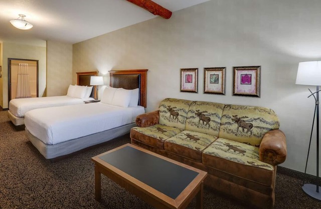 Ultimate Relaxation: Heated Pool & Whirlpool Suites in Historic Area