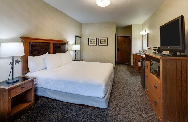 Ultimate Relaxation: Heated Pool & Whirlpool Suites in Historic Area
