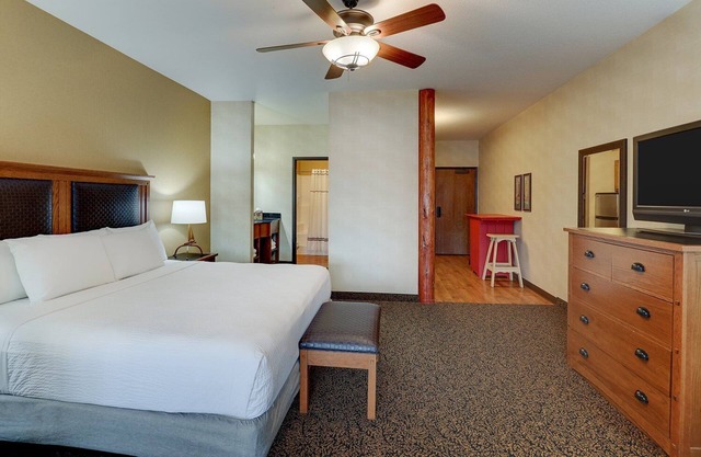 Ultimate Relaxation: Heated Pool & Whirlpool Suites in Historic Area