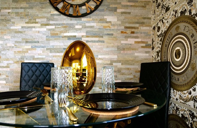 Ultra Deluxe Versace Apartment Near Sheffield