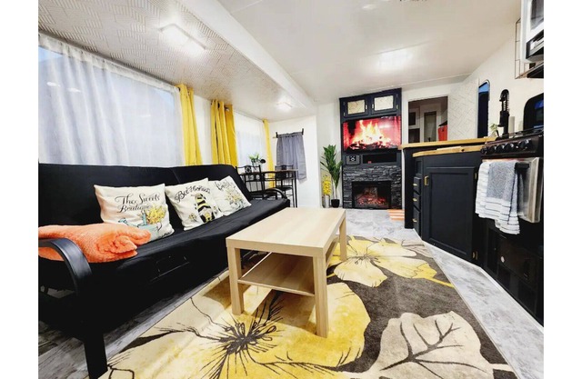 Ultra lux tiny home w/hot tub, queen bed, nature.