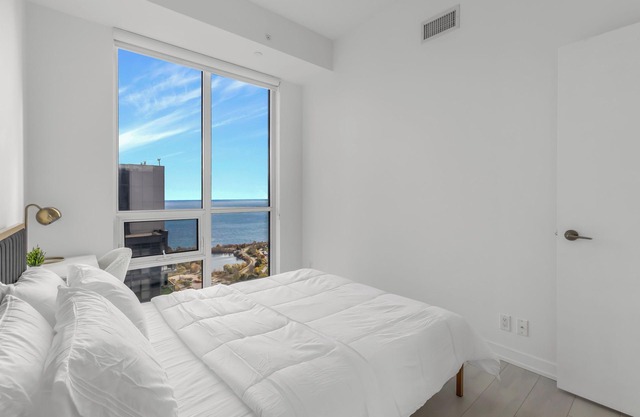 Ultra Luxurious 2Bedroom - 2Bathroom High Floor Uninstructed Lake Views!